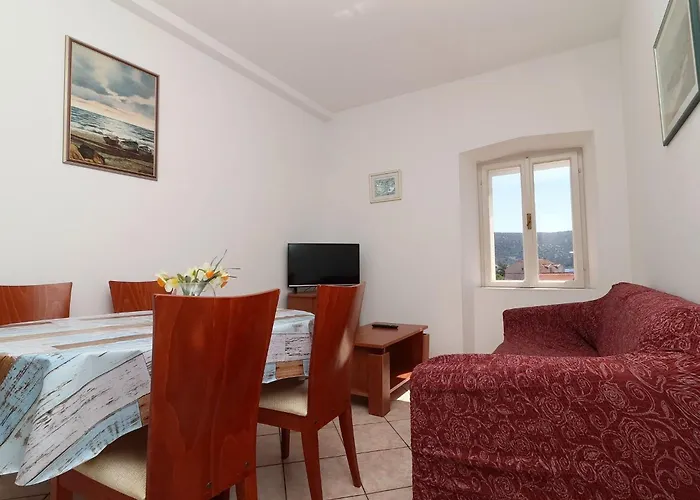 Lepur - Two-bedroom With Terrace شقة