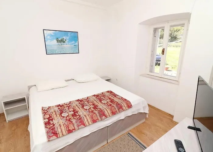 Lepur - Two-bedroom With Terrace شقة